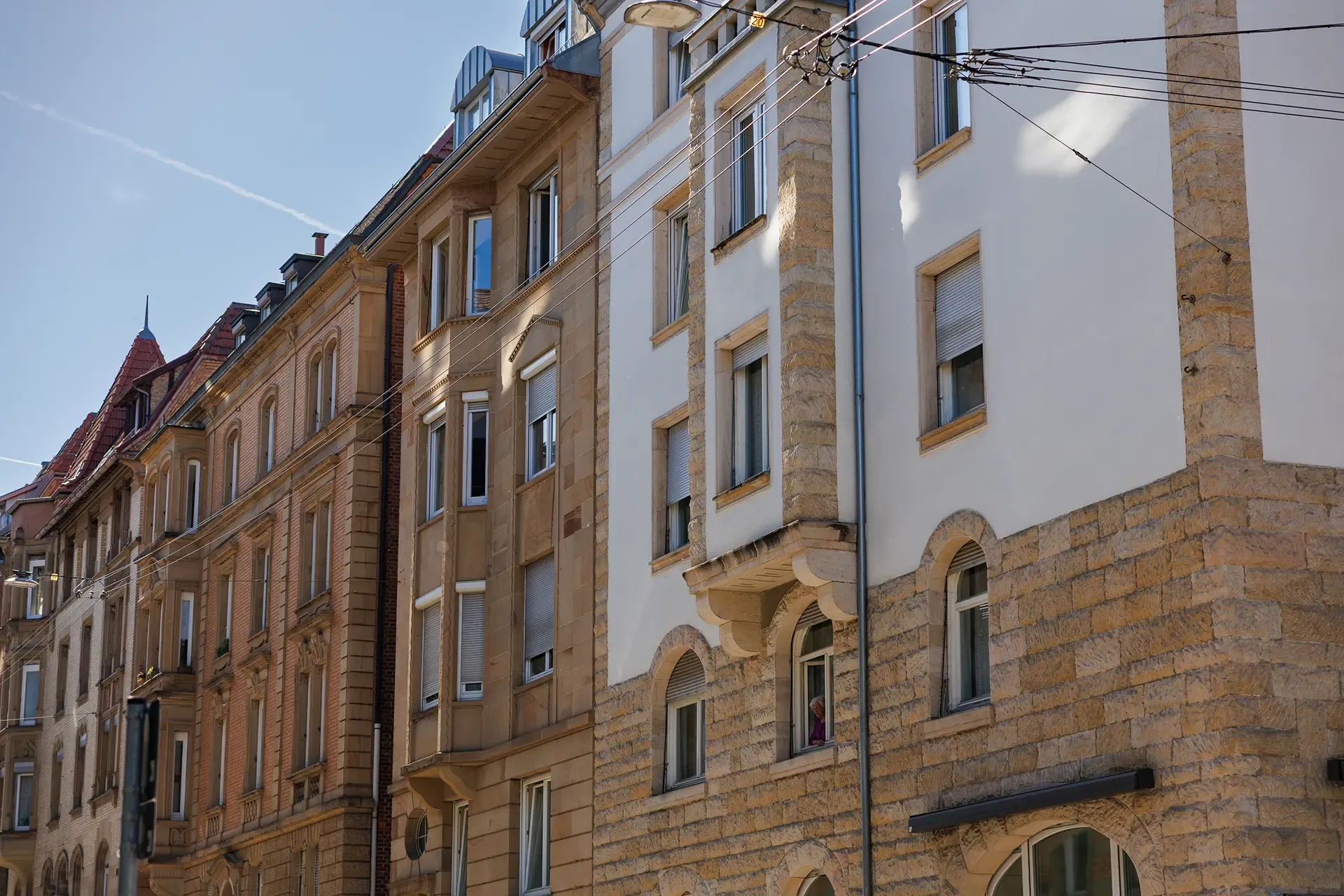 Sonnenbeschienene Altbaufassaden aus Sandstein entlang einer Straße im Raum Ludwigsburg und Stuttgart.